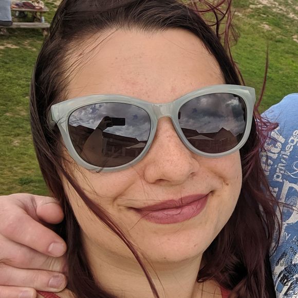 Meet your Posher, Liz - Picture 1 of 1